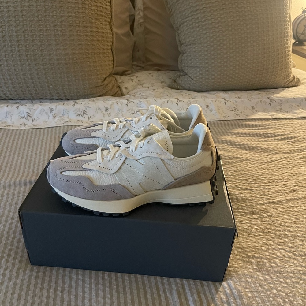 Womens brand new in the box New Balance 327